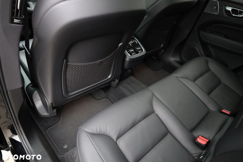 Volvo XC 60 B5 B AWD Ultimate Dark - 17