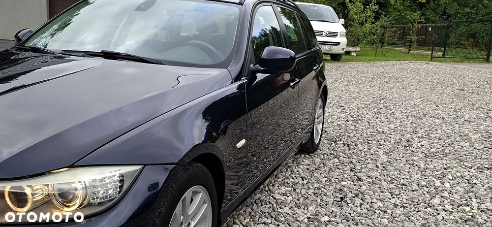 BMW 318I 2011 photo 3
