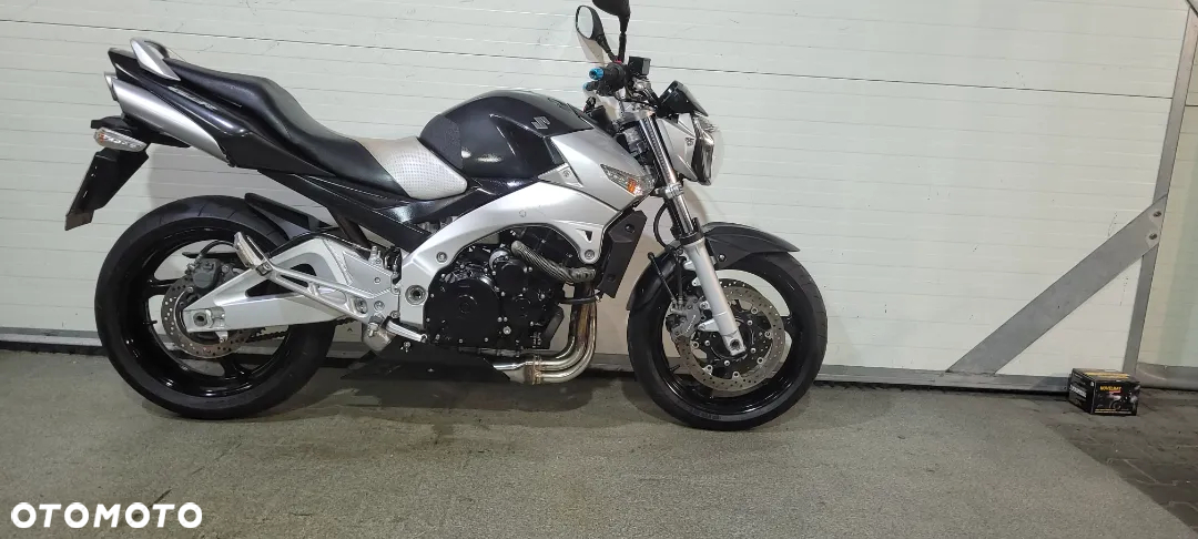 Suzuki GSR - 3