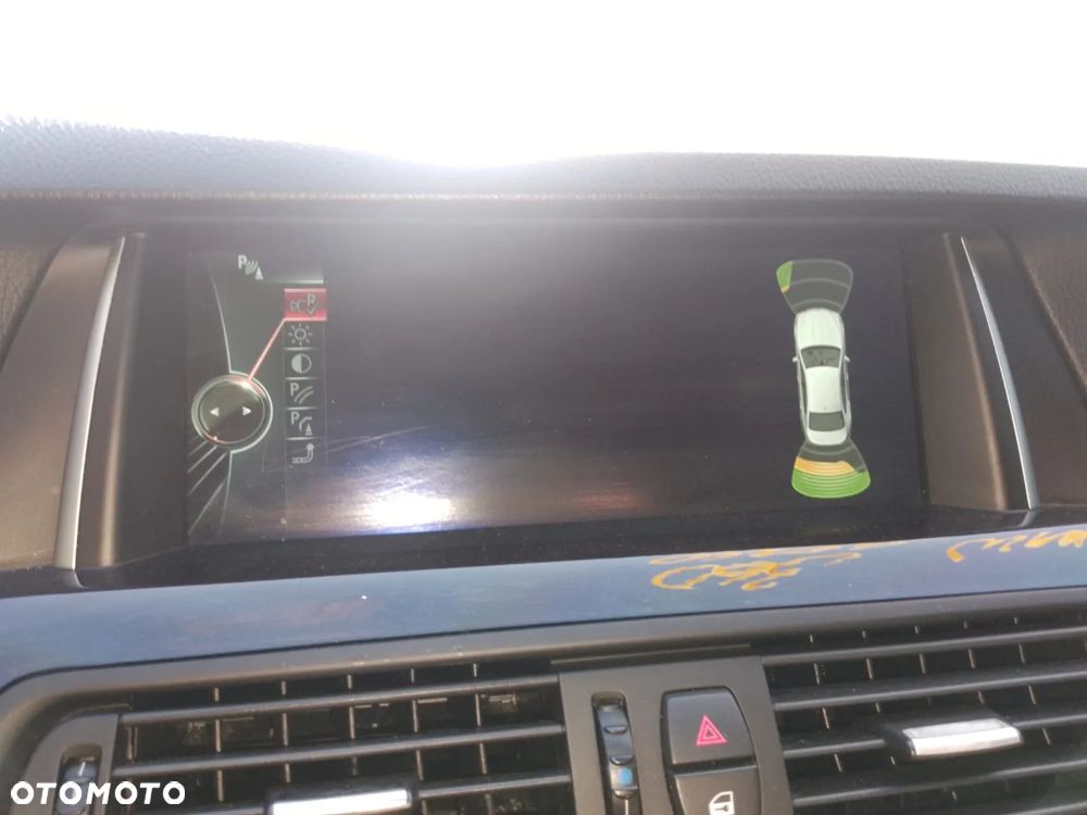BMW Seria 5 550i xDrive - 18