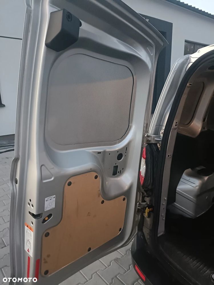 Ford Transit Courier - 13