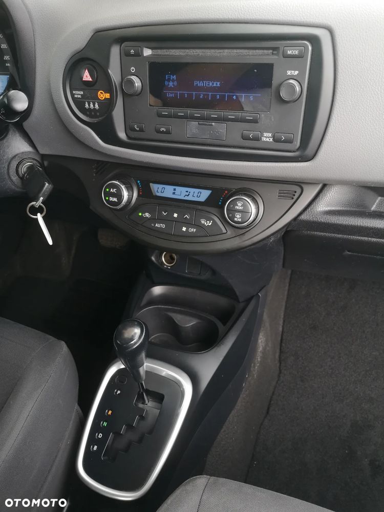 Toyota Yaris Hybrid 100 Sol - 17