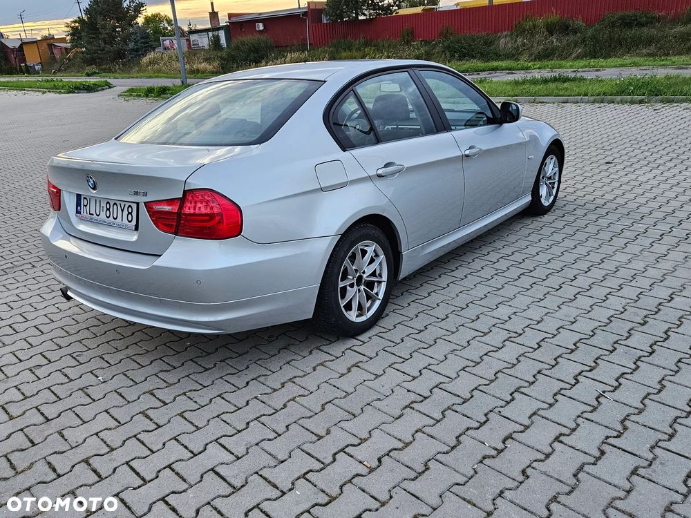 BMW Seria 3 318i - 4