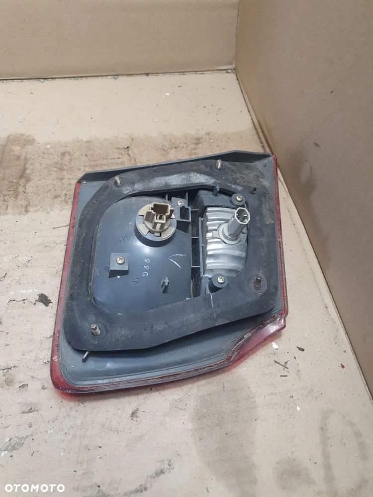 MAZDA 626 V GF LAMPA PRAWA TYŁ W KLAPĘ 132-61922 - 5
