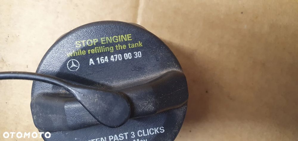 Klapka wlewu paliwa korek Mercedes ML W164 C723 A1646300267 - 7