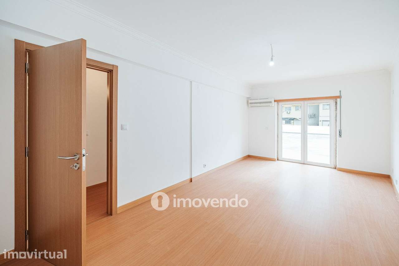 Apartamento T3, com terraço e arrecadação, em Mem Martins - Grande imagem: 4/46