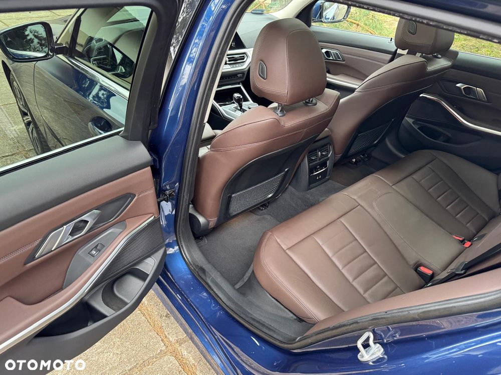 BMW Seria 3 320d xDrive Luxury Line sport - 17