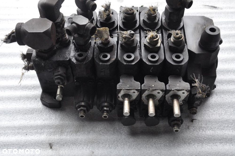 ROZDZIELACZ HYDRAULICZNY MANITOU NR 08105220 / 081102614 - 2