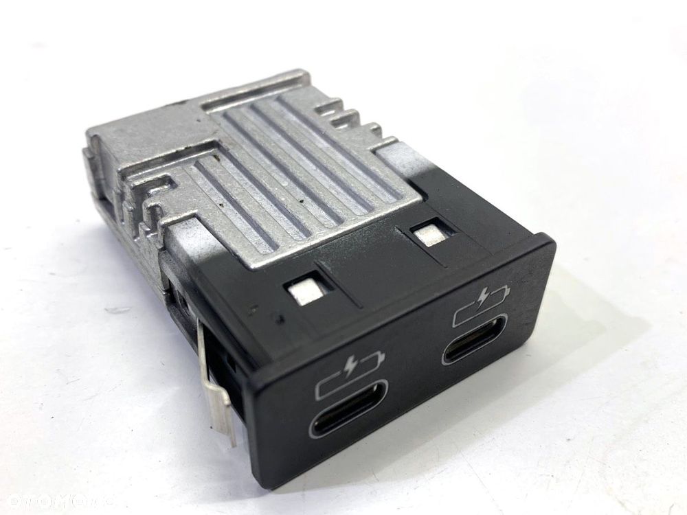 GNIAZDO USB  BMW 2 Gran Coupe (F44) 2019 - 2022 220 i 131 kW [178 KM] benzyna 2020 - 2022 8711938 - 1