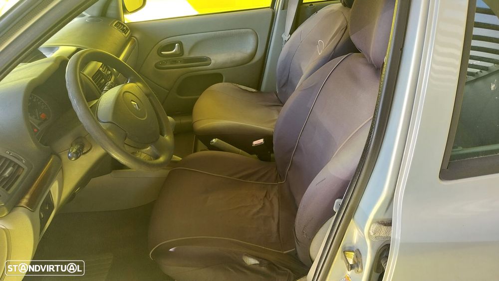Renault Clio 1.2 16V Privilège - 13