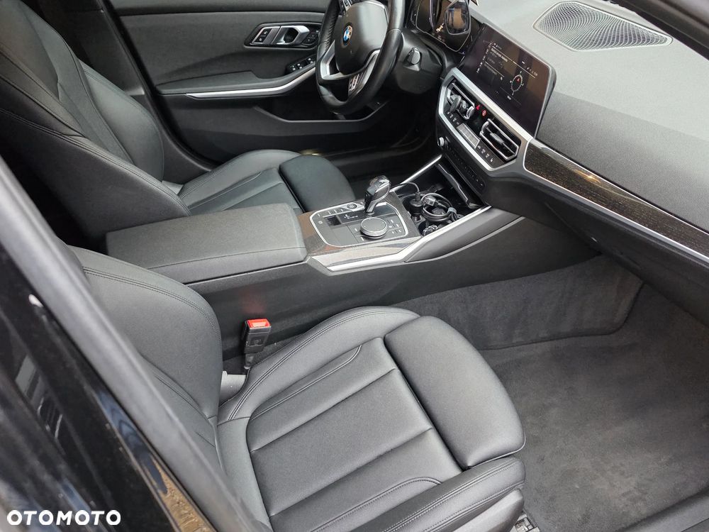 BMW Seria 3 330i Sport - 16