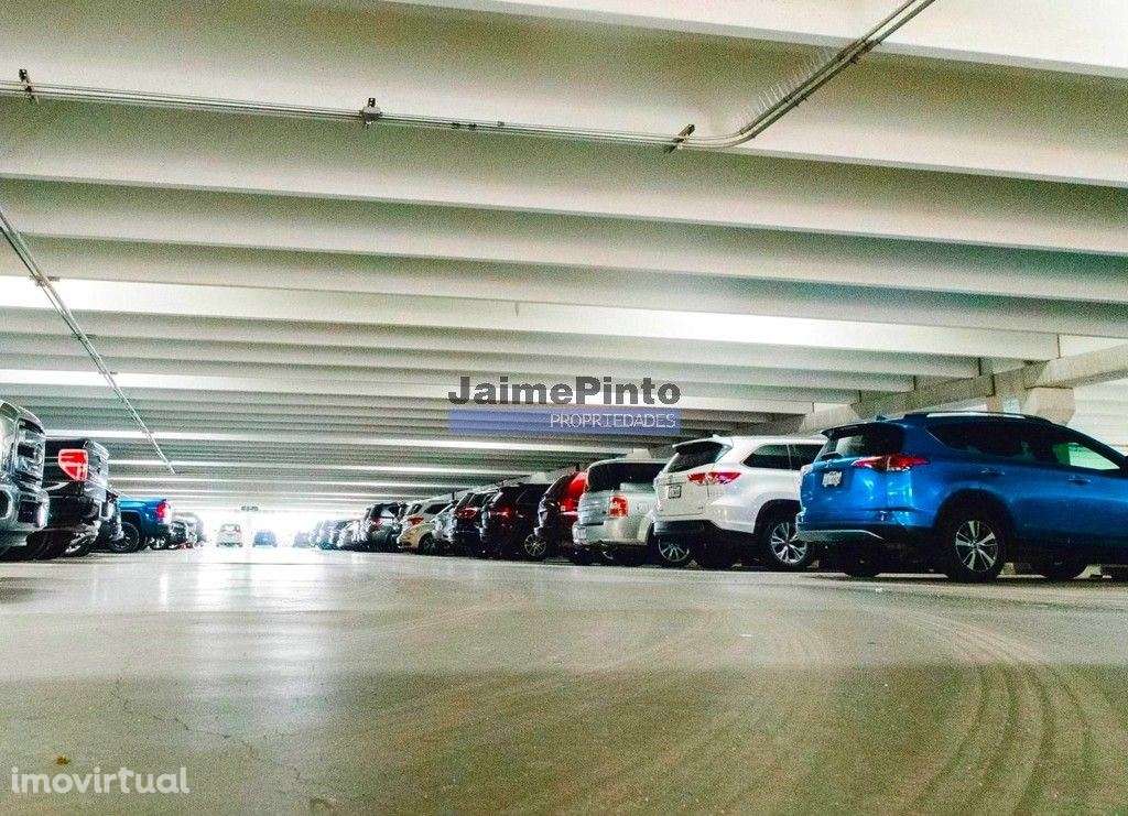 Parque Automóvel Aeroporto do Porto. Porto, Maia. - Grande imagem: 3/4