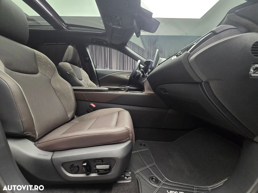 Lexus Seria RX 450h+ (Plug-in-Hybrid) Luxury - 31