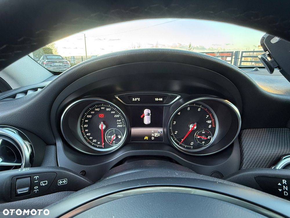 Mercedes-Benz GLA 180 7G-DCT - 13