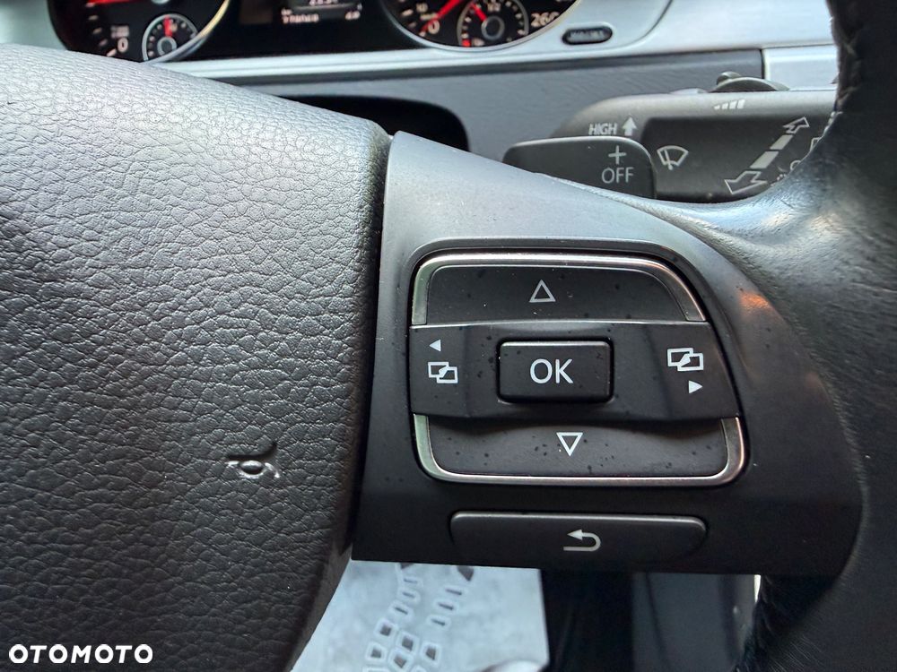 Volkswagen Passat 2.0 TDI DSG BlueMotion Technology R-Line - 25