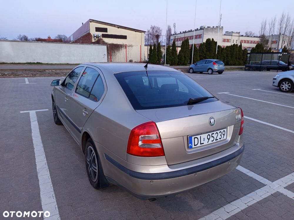 Skoda Octavia 1.6 FSI Ambiente - 8