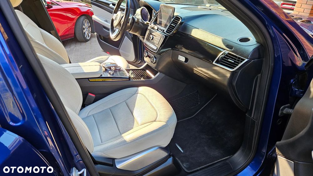 Mercedes-Benz GLS - 25