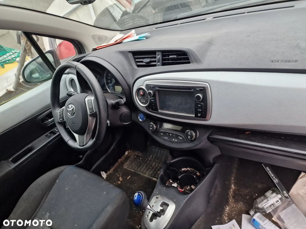 Konsola kokpit komplet orginal toyota Yaris III 11-15 - 1