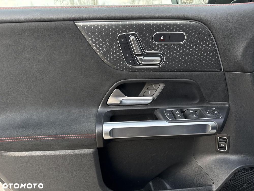 Mercedes-Benz GLB - 11