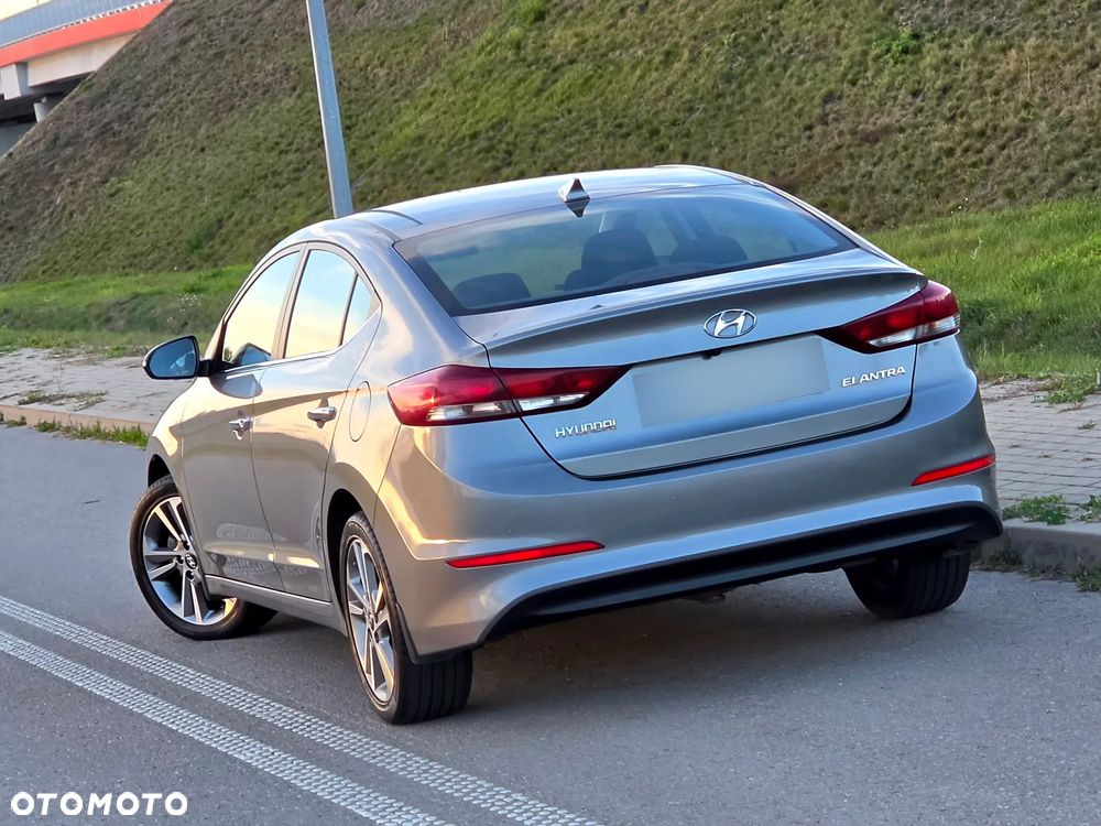 Hyundai Elantra 1.6 Comfort - 12