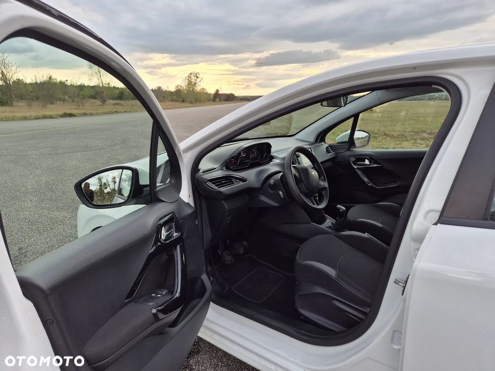 Peugeot 208 - 12
