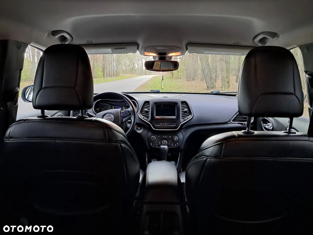 Jeep Cherokee - 24