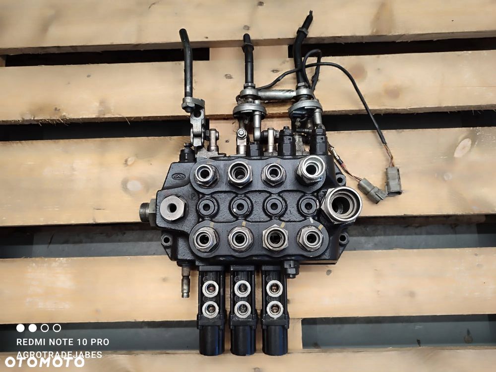 Rozdzielacz  7GHI514095  AMMANN Manitou MLT 627 - 9