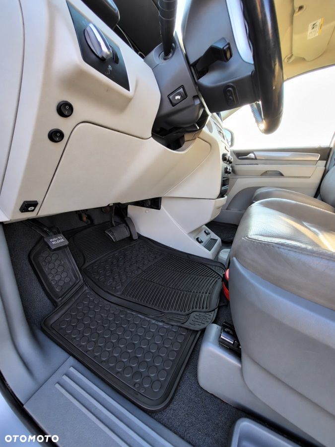 Volkswagen Routan - 10