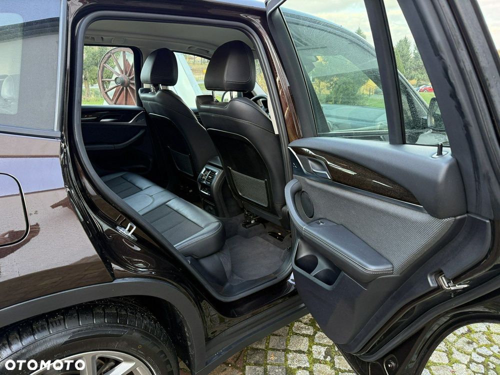 BMW X3 xDrive20i Advantage - 35