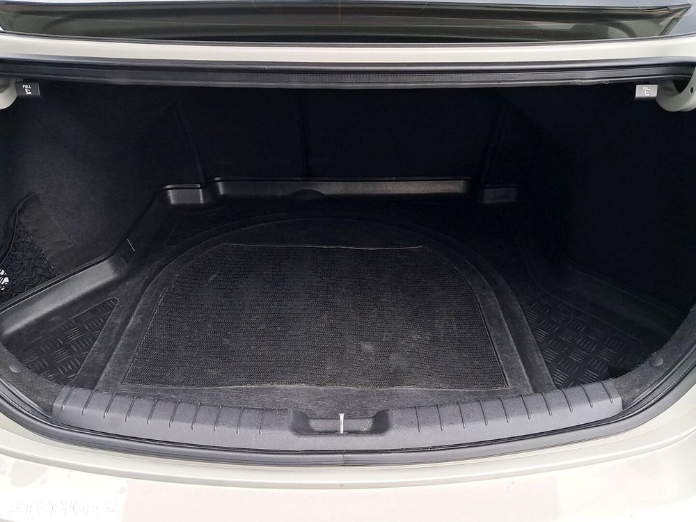 Hyundai Elantra 1.6 Comfort - 12