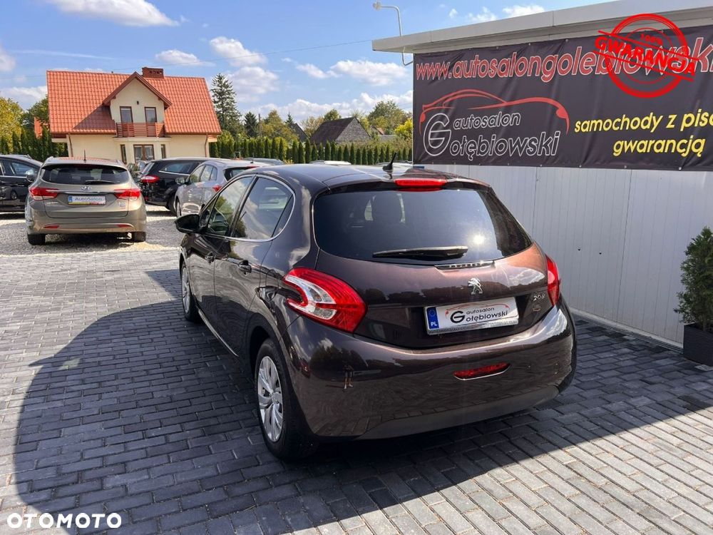 Peugeot 208 - 8