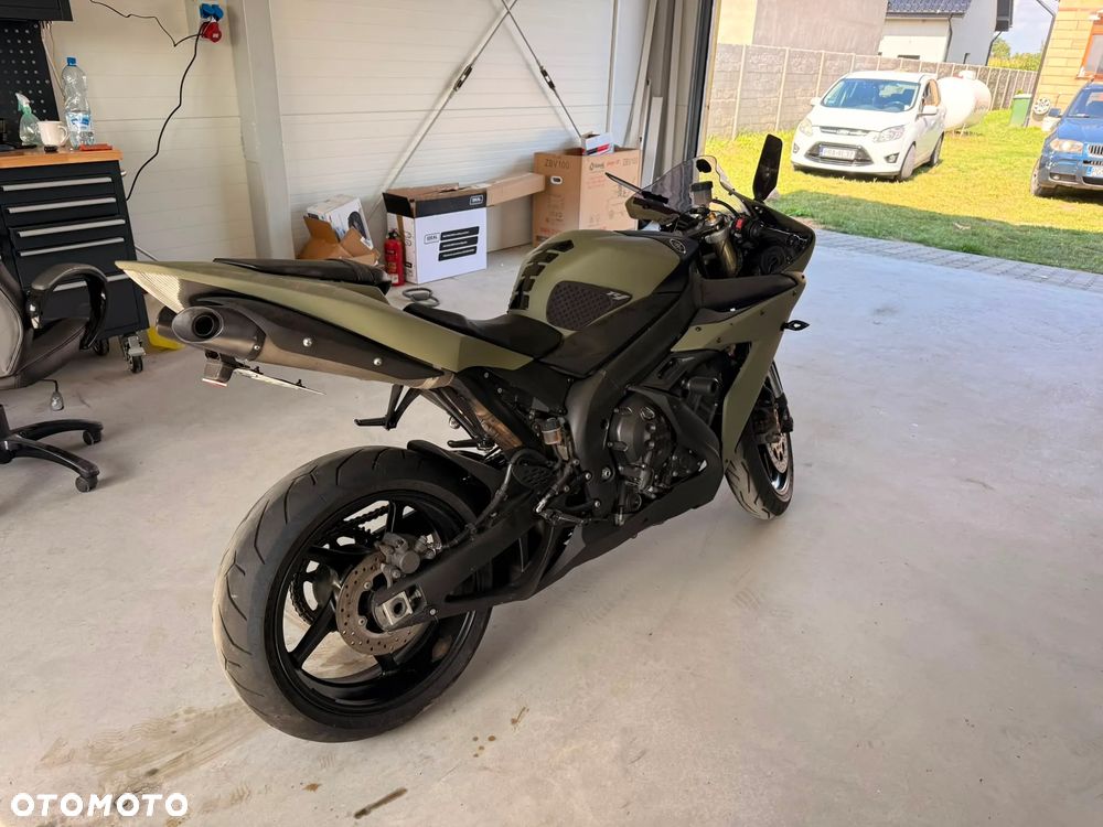 Yamaha R1 - 4