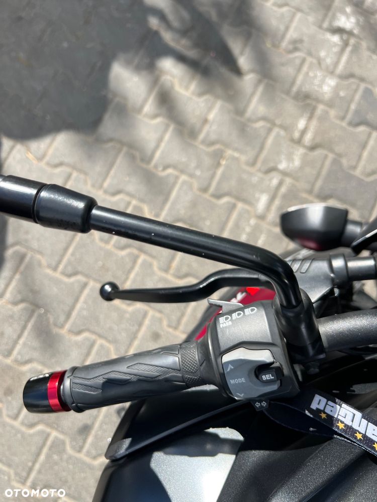 Suzuki GSX - 28
