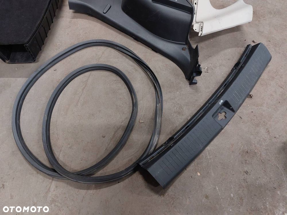 WNĘTRZE BAGAŻNIKA BOCZKI PLASTIKI WYKŁADZINA KIA CARENS IV LIFT - 2