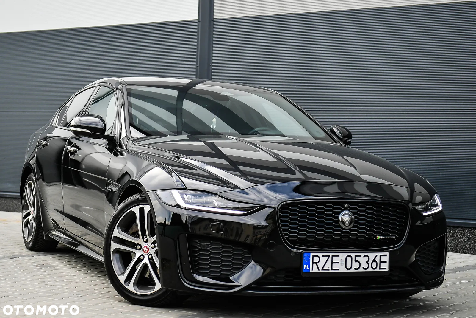 Jaguar XE 2.0 D180 R-Dynamic S - 9