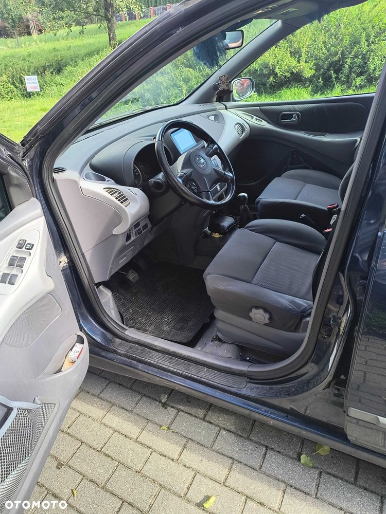 Nissan Almera Tino - 4