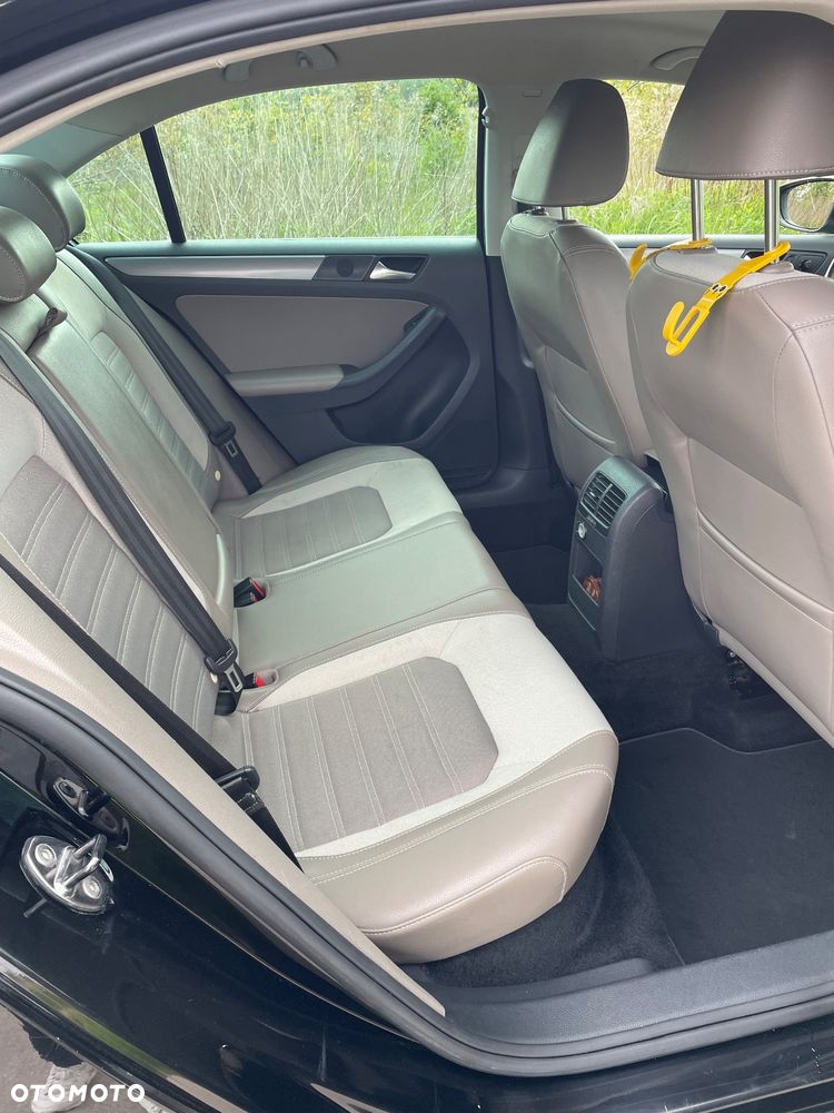 Volkswagen Jetta 2.0 TDI Highline - 11
