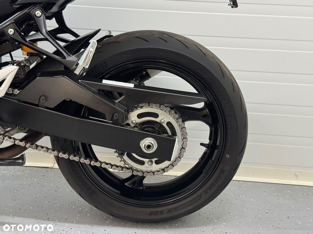 Suzuki GSR - 17