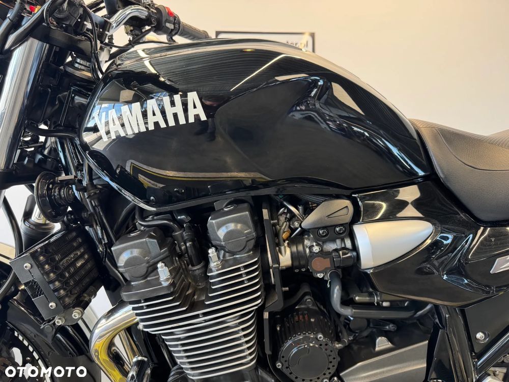 Yamaha XJR - 22