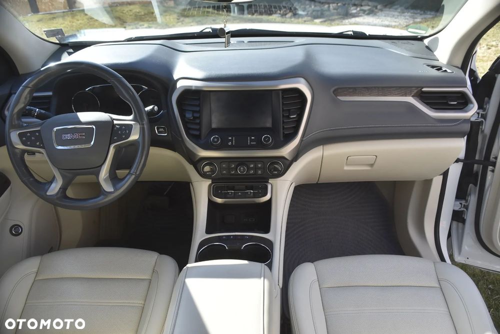 GMC Acadia - 8