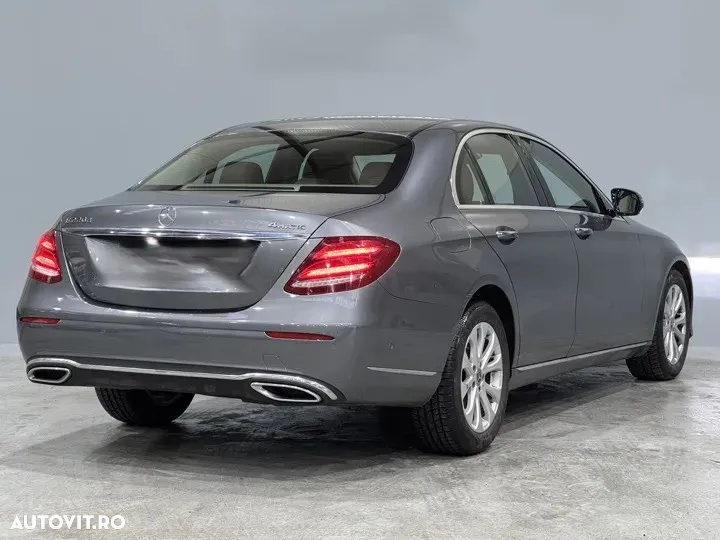 Mercedes-Benz E 220 d 4Matic 9G-TRONIC Exclusive - 3