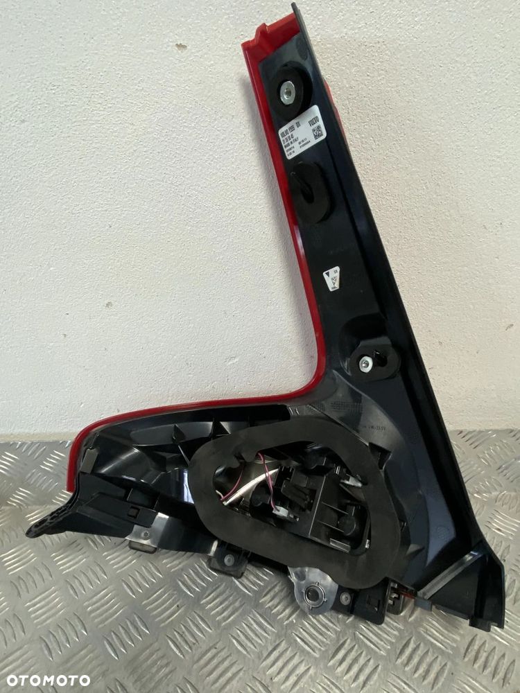 LAMPA TYLNA TYŁ PRAWA VOLVO V40 31395845 2012- - 9