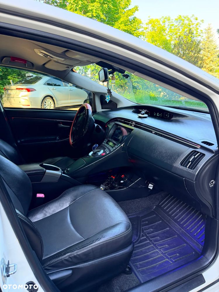Toyota Prius 1.8 HSD Premium - 11