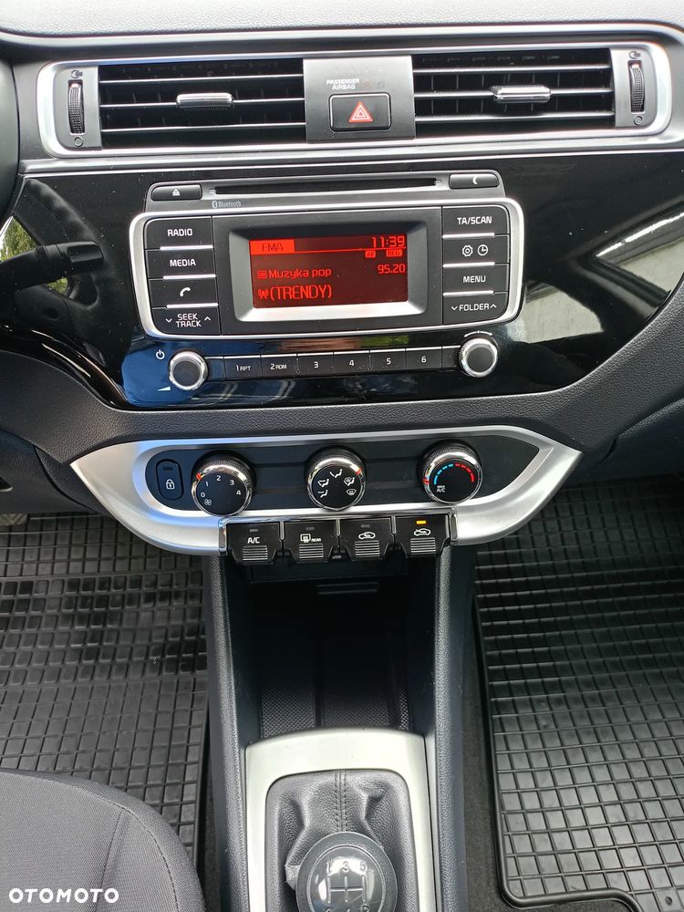 Kia Rio 1.2 Dream Team Edition - 24