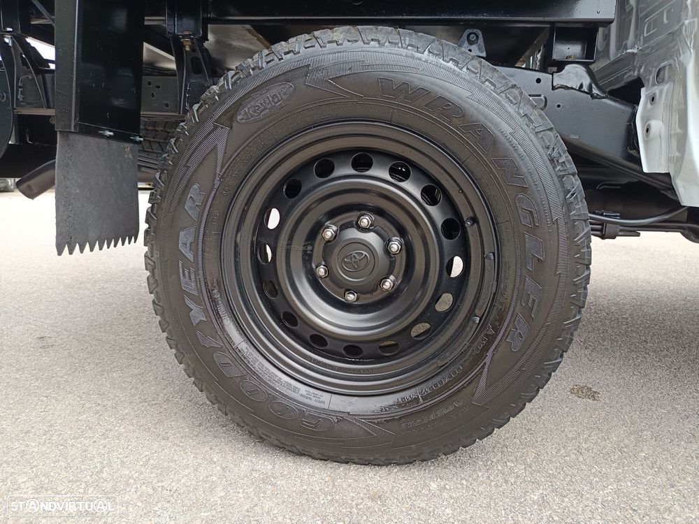 Toyota Hilux 2.4 D-4D 2WD CD CM - 10