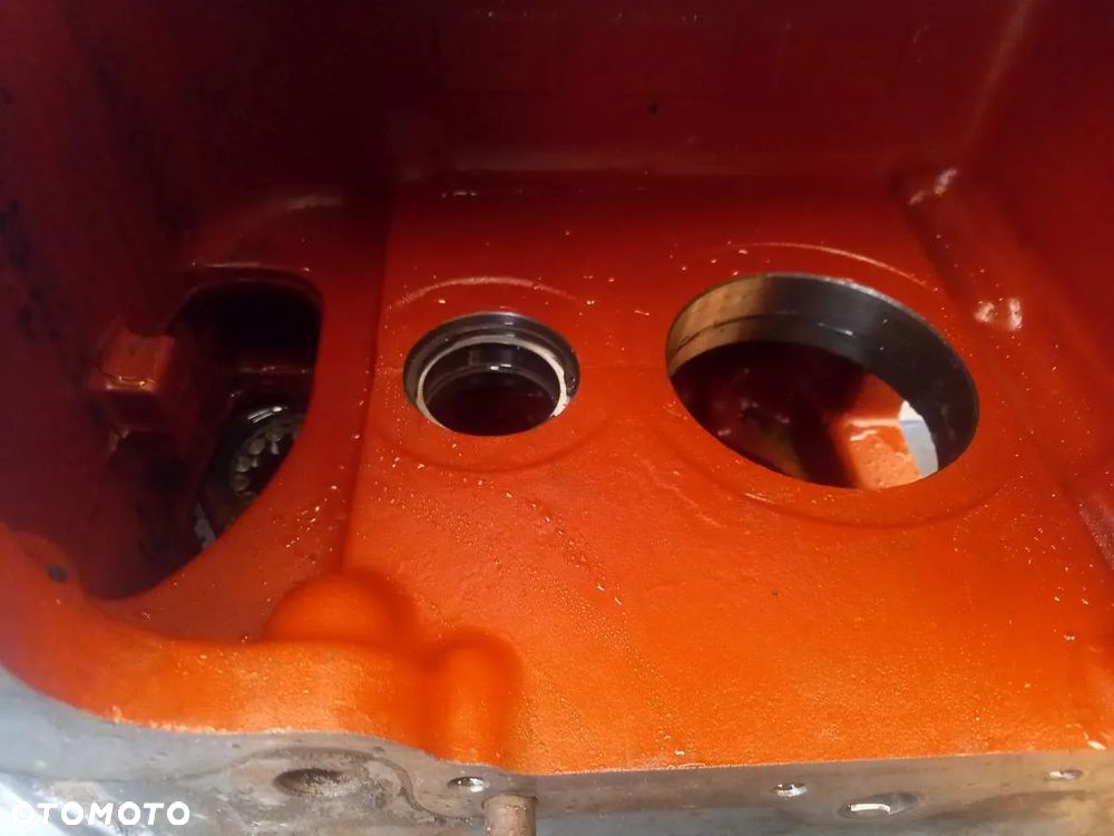 Obudowa skrzyni biegów New Holland 6640 - 3