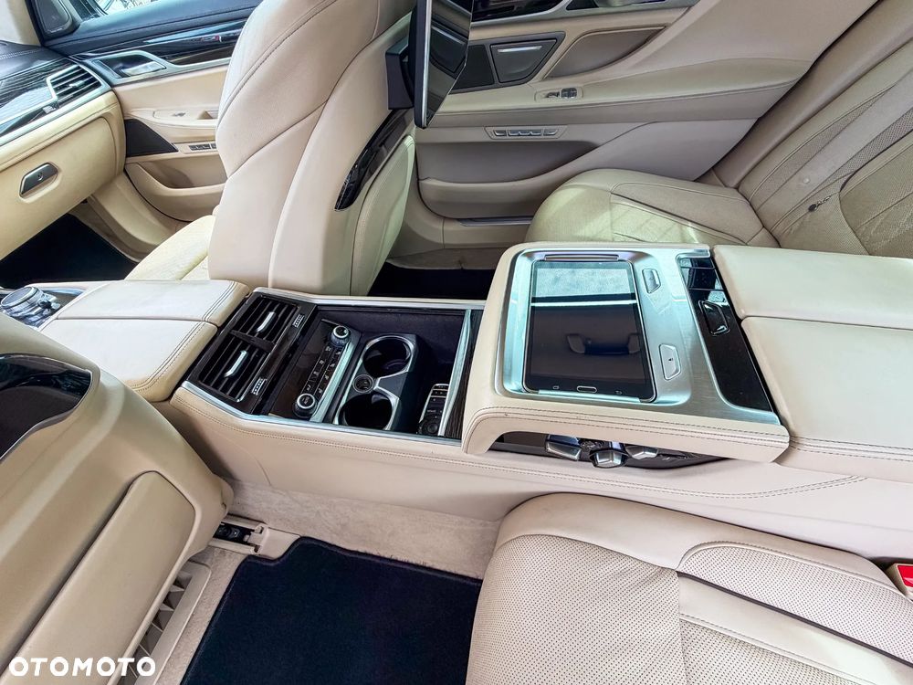 BMW Seria 7 750Li xDrive - 15
