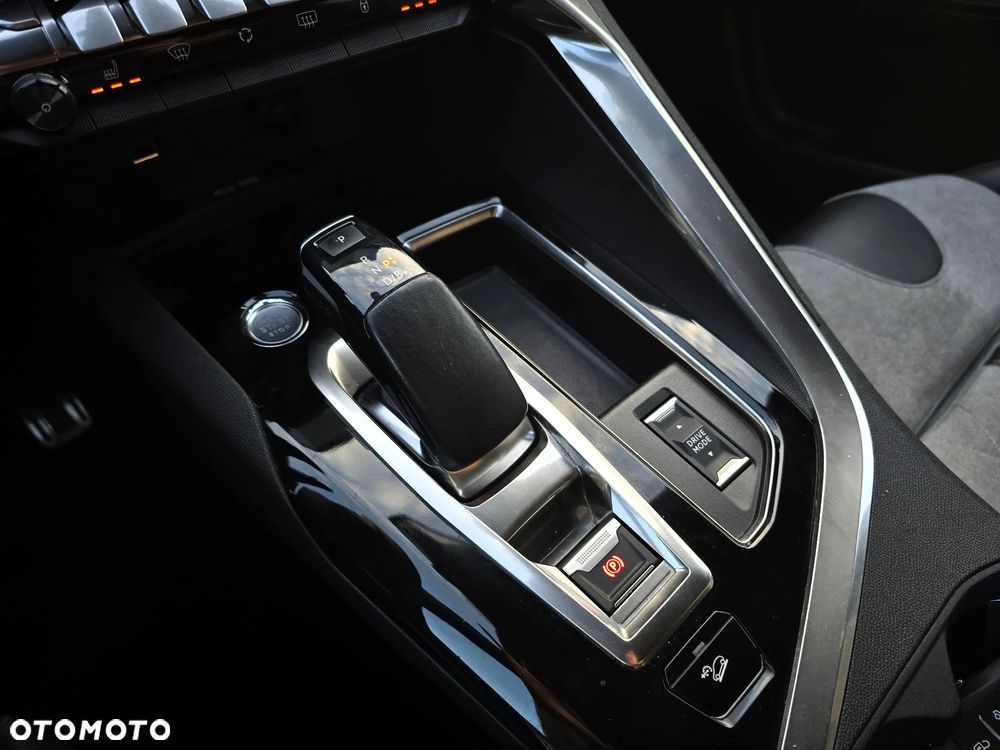 Peugeot 3008 1.6 PureTech HYbrid4 GT S&S EAT8 - 32