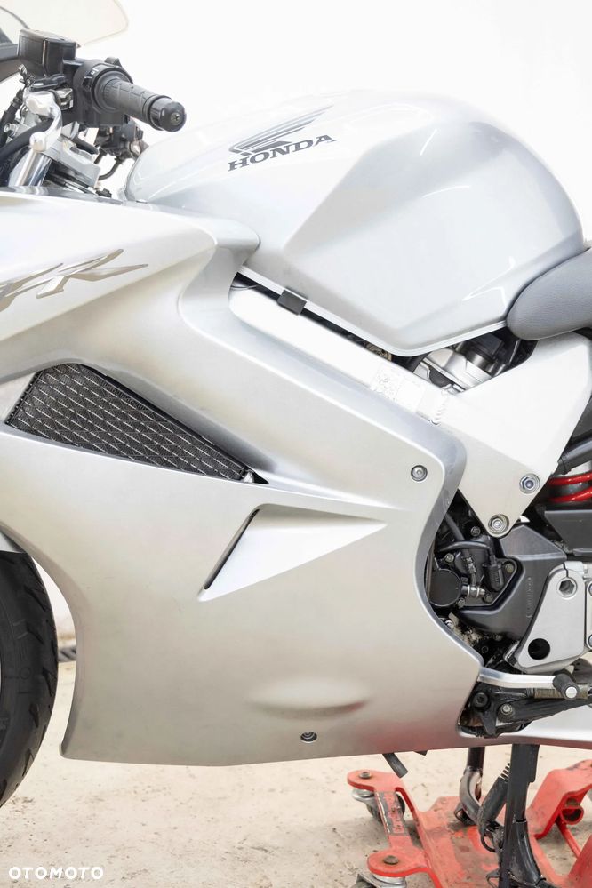 Honda VFR - 16