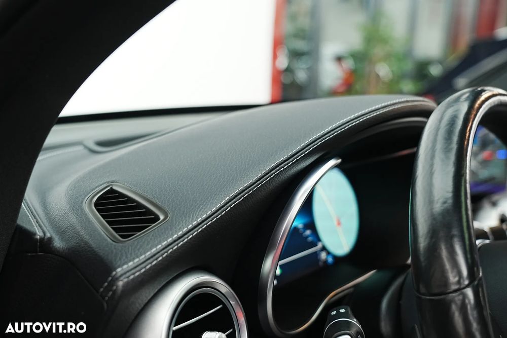 Mercedes-Benz GLC Coupe 300 4Matic 9G-TRONIC AMG Line Plus - 33